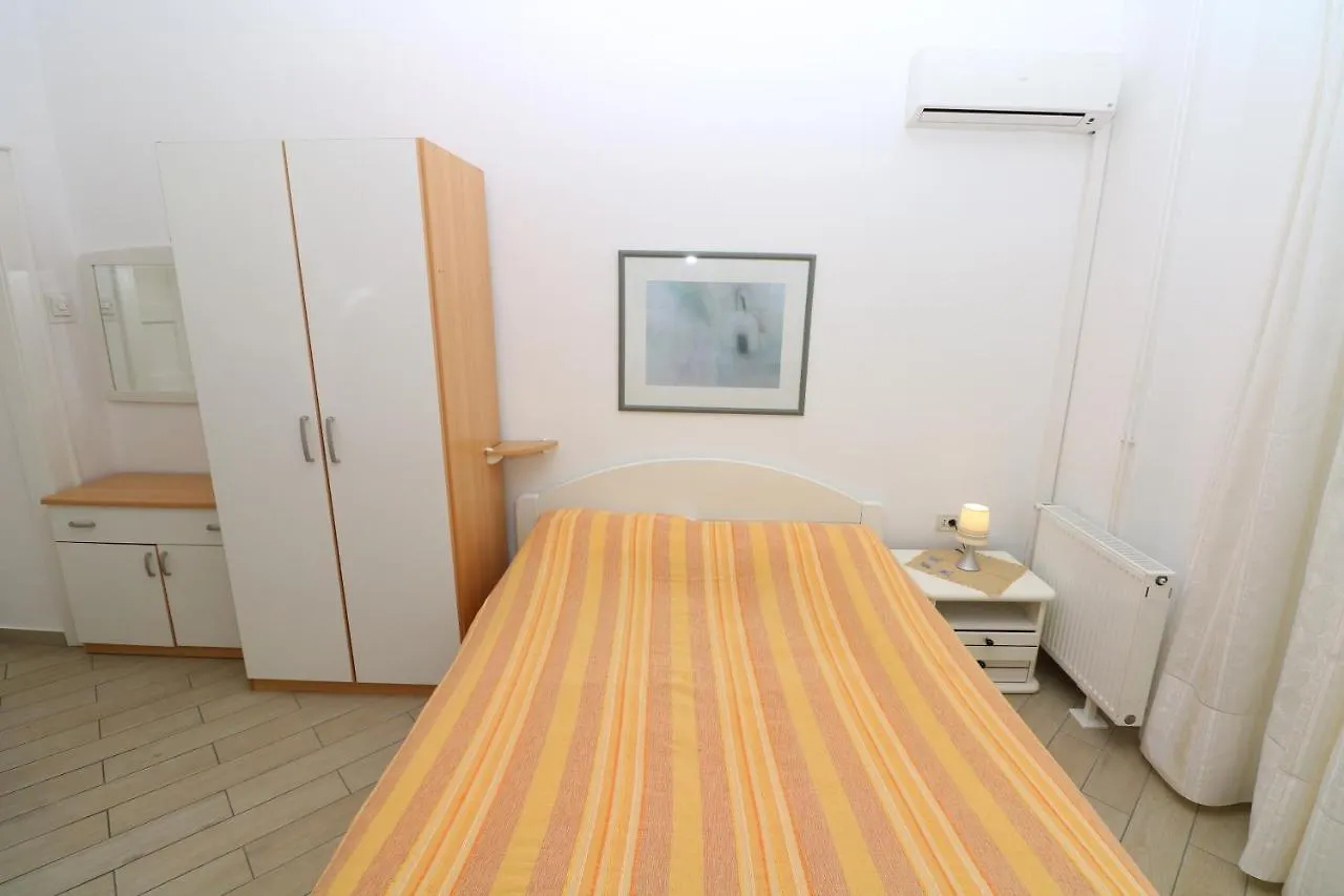 Studio Apartments Cavrak With Terrace Baška